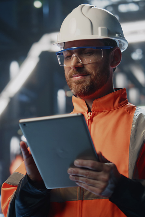 Profesional industrial con tablet en planta de producción